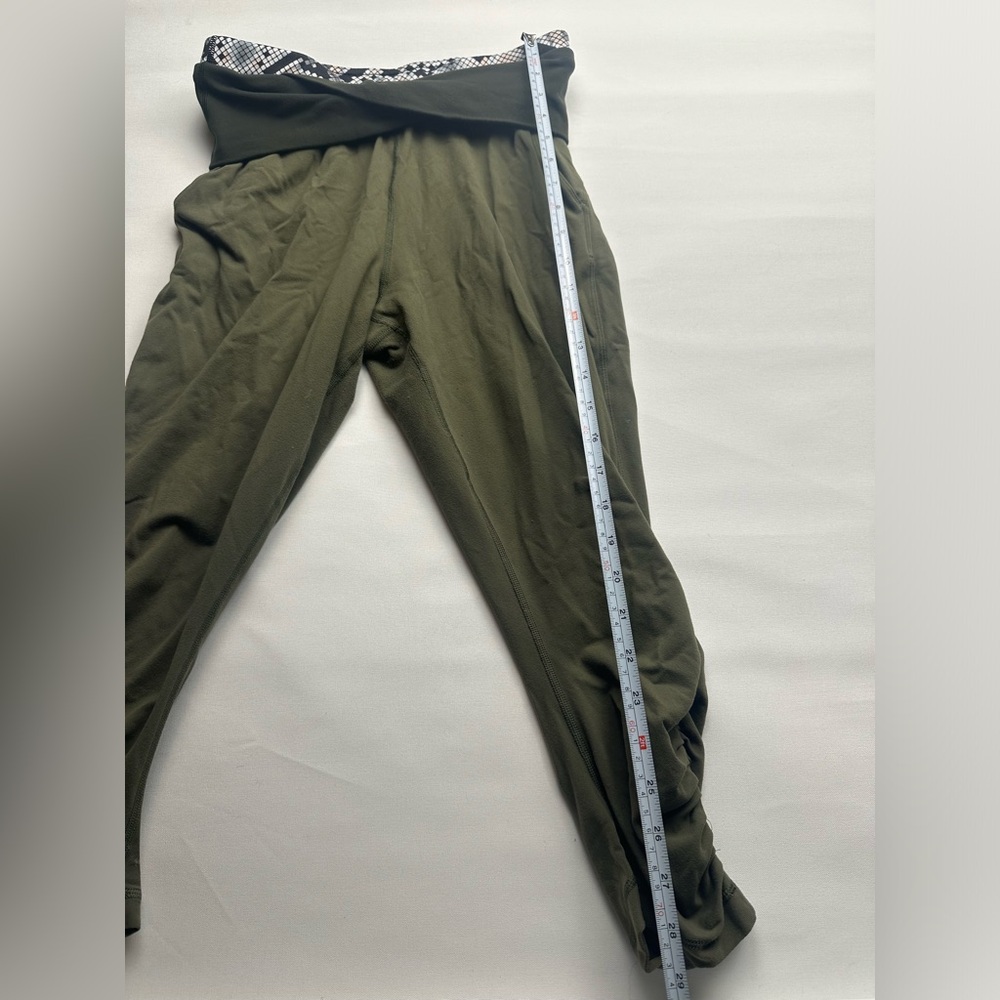 Lululemon sunset salutation crop. Luon light, fold down layered waist. Size 6 - Picture 14 of 16